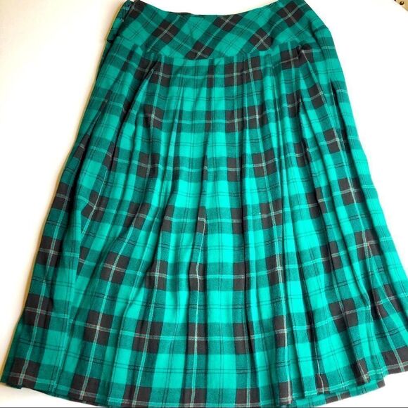 RUSS Plaid Pleated Skirt, Green Black - Picture 2 of 14